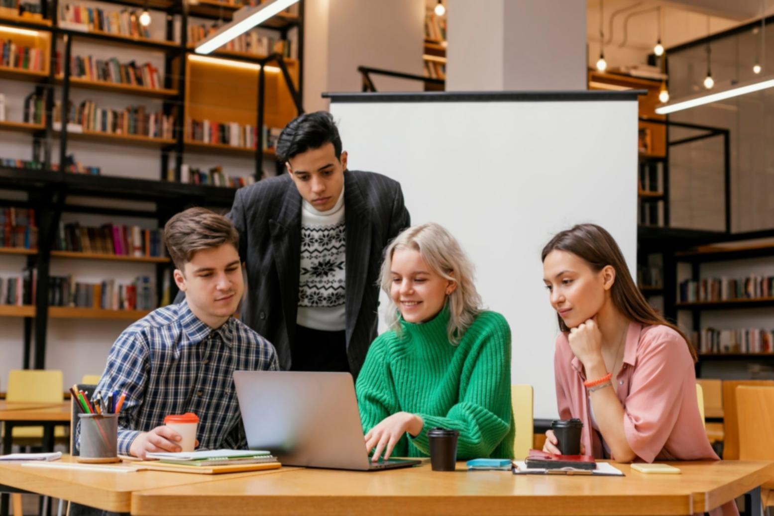 Estudiantes aprendiendo sobre finanzas personales